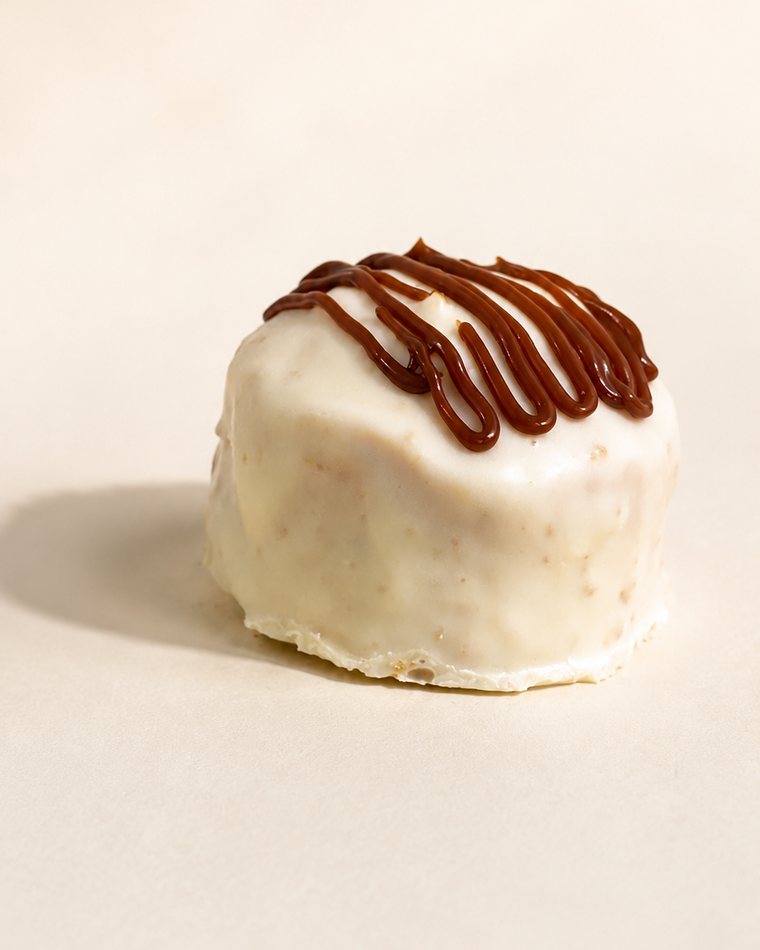 Mini cake de doce de leite com cobertura branca