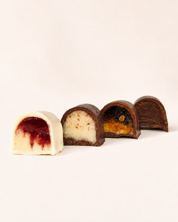 Linha de trufas de sabores variados, cortadas ao meio
